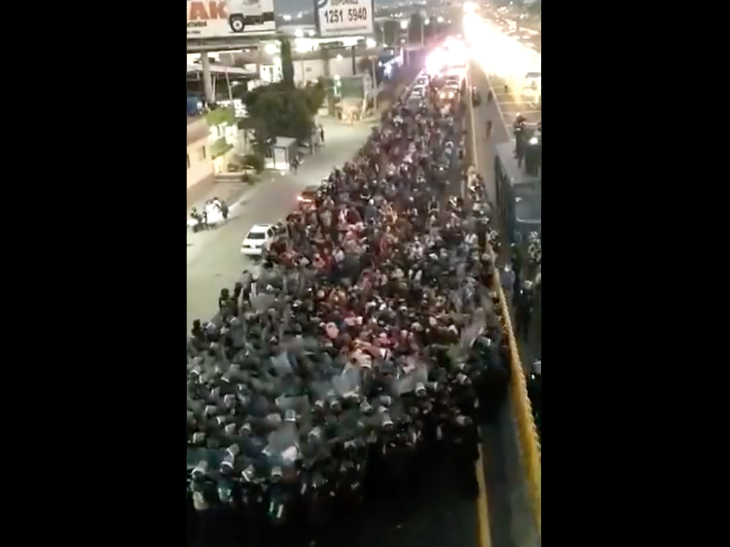 Se enfrentan migrantes con policías de la CDMX en la México-Puebla