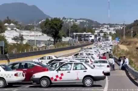 Taxistas bloquean por 13 horas accesos a Ixtapan de la Sal; gobierno de Edomex establece mesas de diálogo