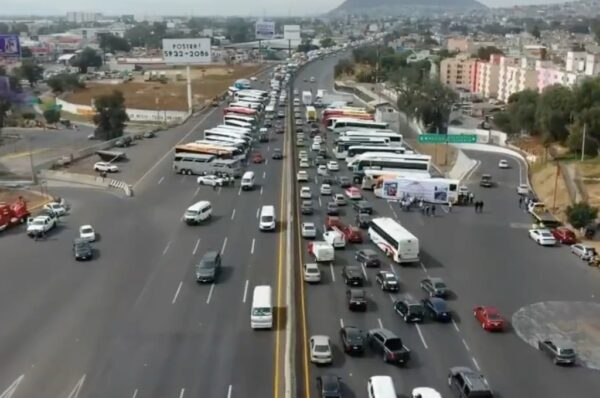 Más de 10 horas de caos por bloqueos de transportistas en carreteras de 30 estados