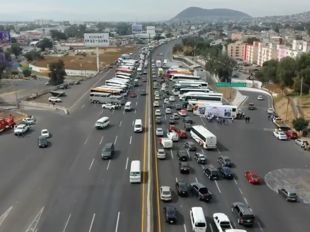 Más de 10 horas de caos por bloqueos de transportistas en carreteras de 30 estados