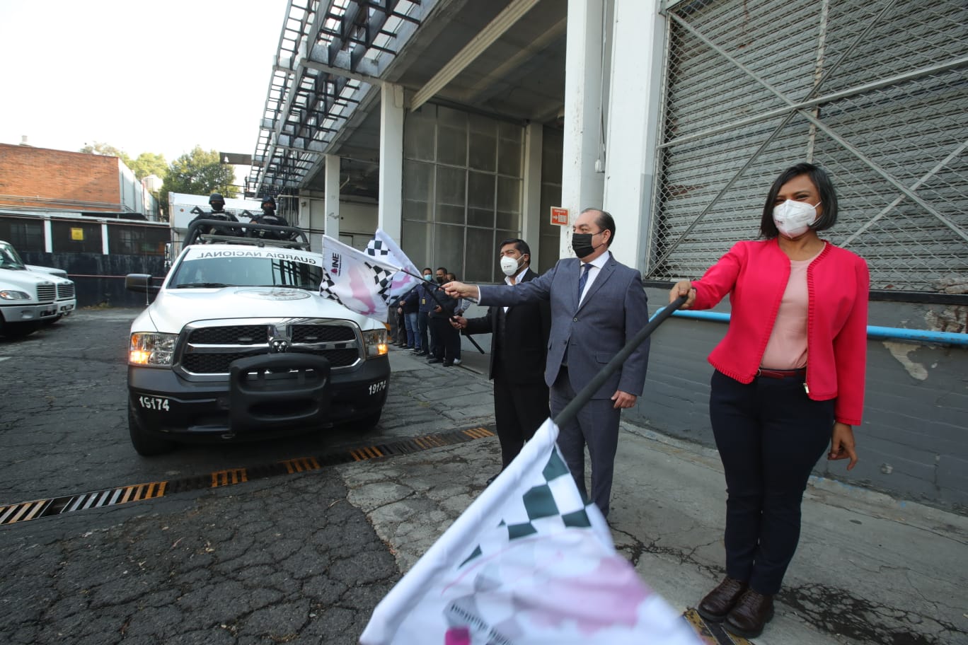 Da INE banderazo de salida a distribución de papeletas para la consulta de Revocación de Mandato