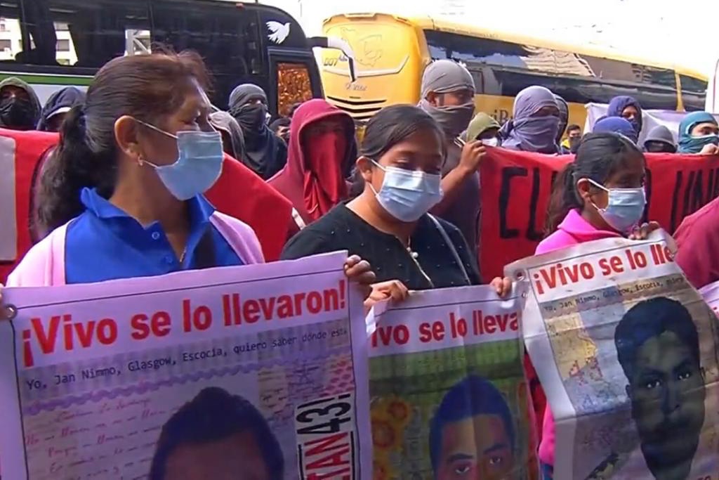 Protestan con piedras y explosivos por desaparición de normalistas; dejan 11 policías heridos