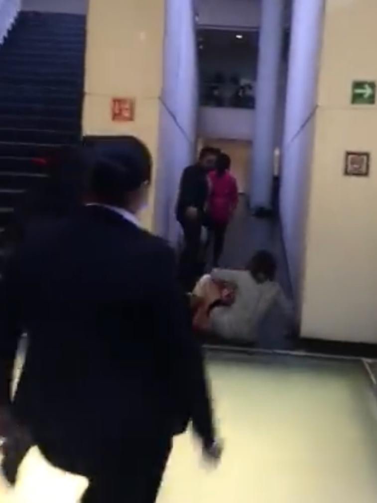 Senadora Claudia Balderas, de Morena, agrede a mujer en sede legislativa