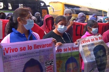 Protestan con piedras y explosivos por desaparición de normalistas; dejan 11 policías heridos