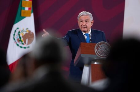 AMLO critica decisión de ministro de suspender Plan B; SCJN es “parte de la mafia del poder”, señala