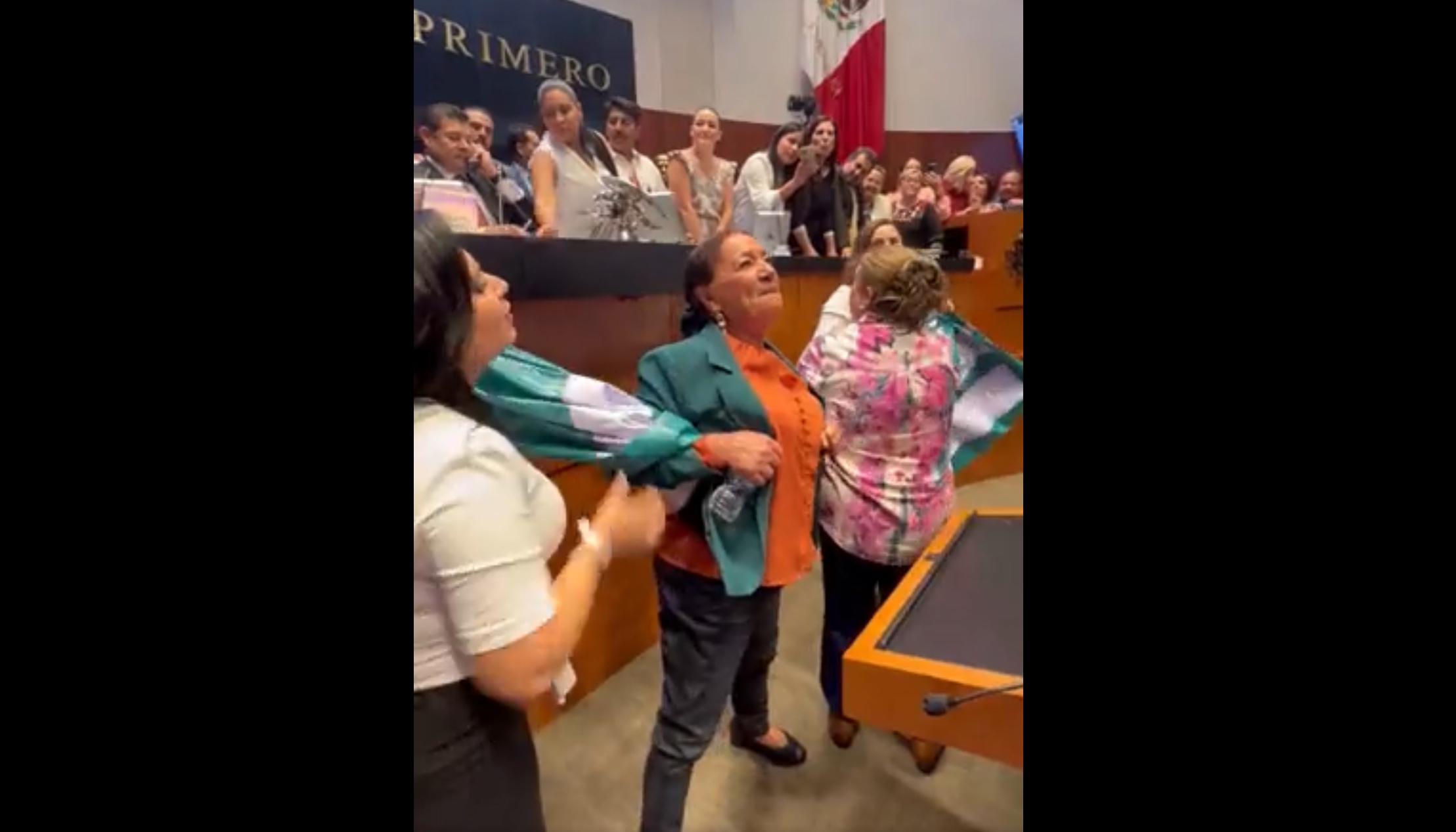 Morenistas intentan arrebatar mantas a opositores en tribuna del Senado