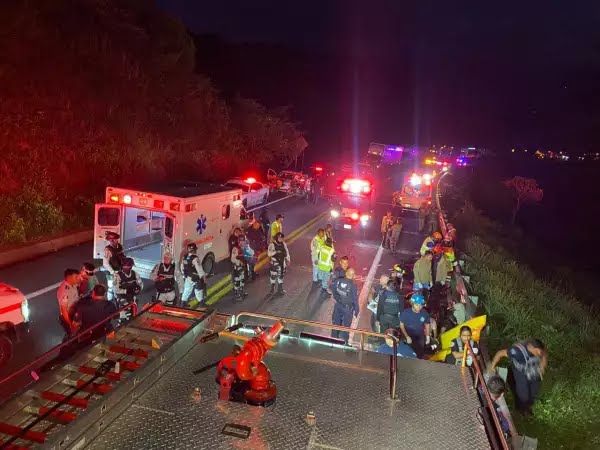17 personas murieron al caer un autobús barranco en Tepic