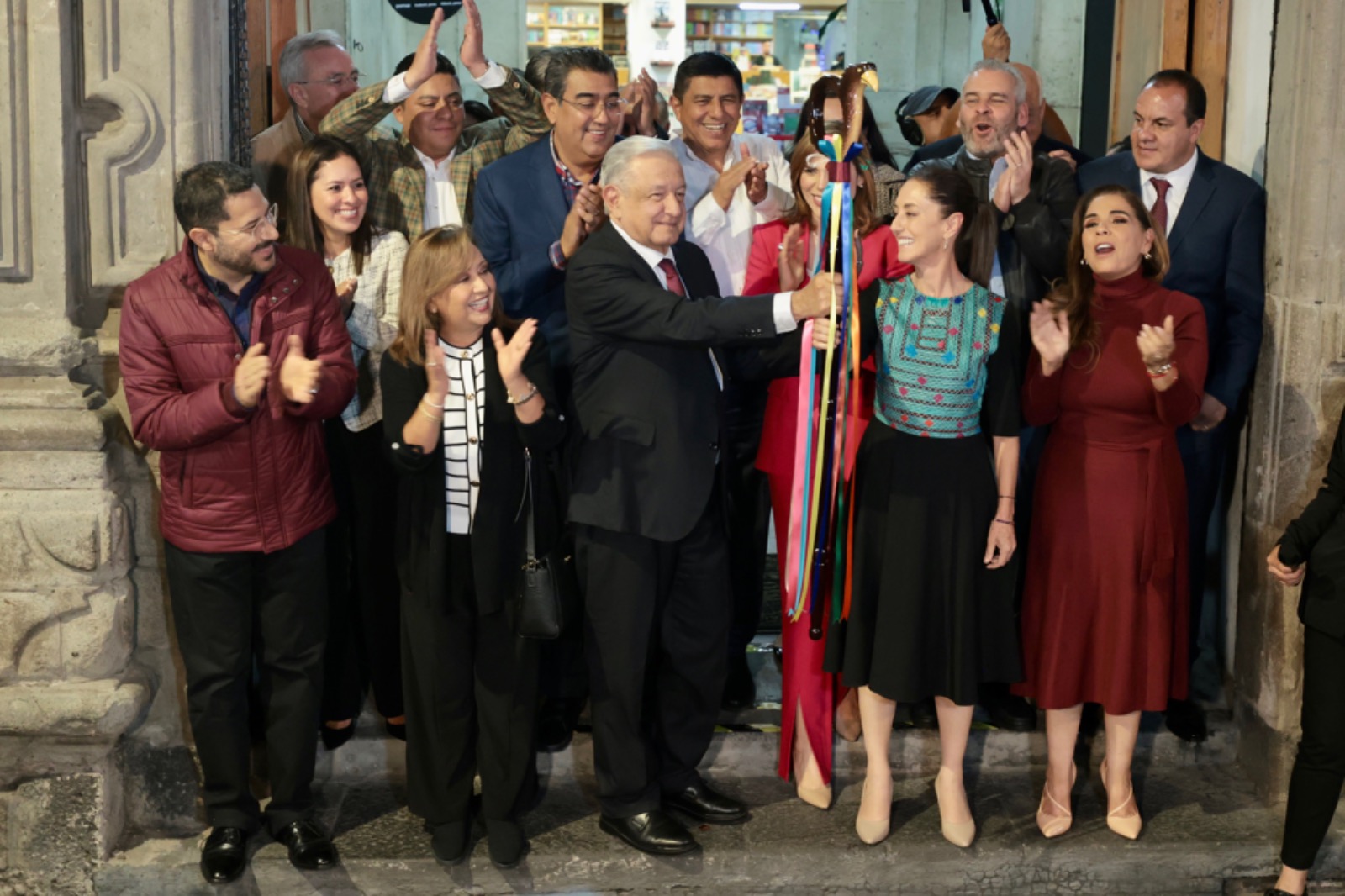 AMLO entrega bastón de mando a Claudia Sheinbaum