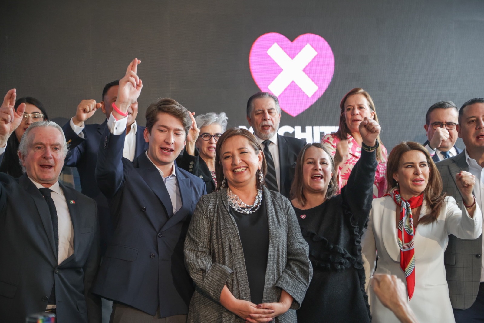 Arma Xóchitl Gálvez su equipo con panistas, priistas, perredistas y familiares