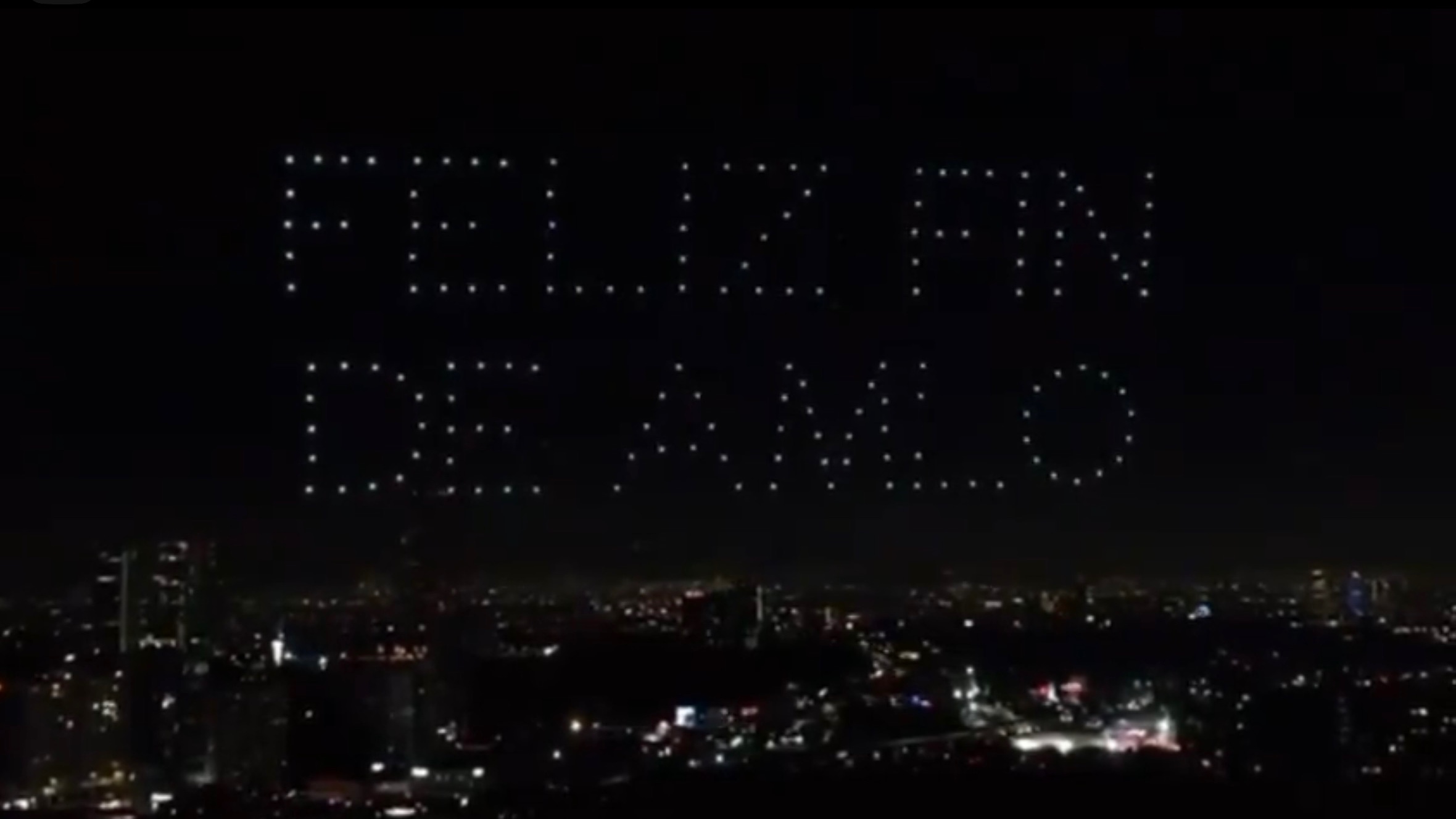 ”Feliz fin de AMLO”, desea Xóchitl Gálvez con drones en el cielo