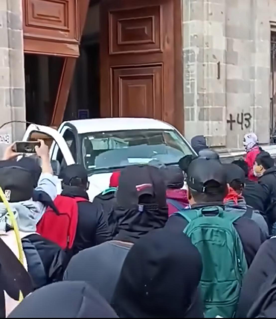Toman por asalto Palacio Nacional manifestantes de Ayotzinapa