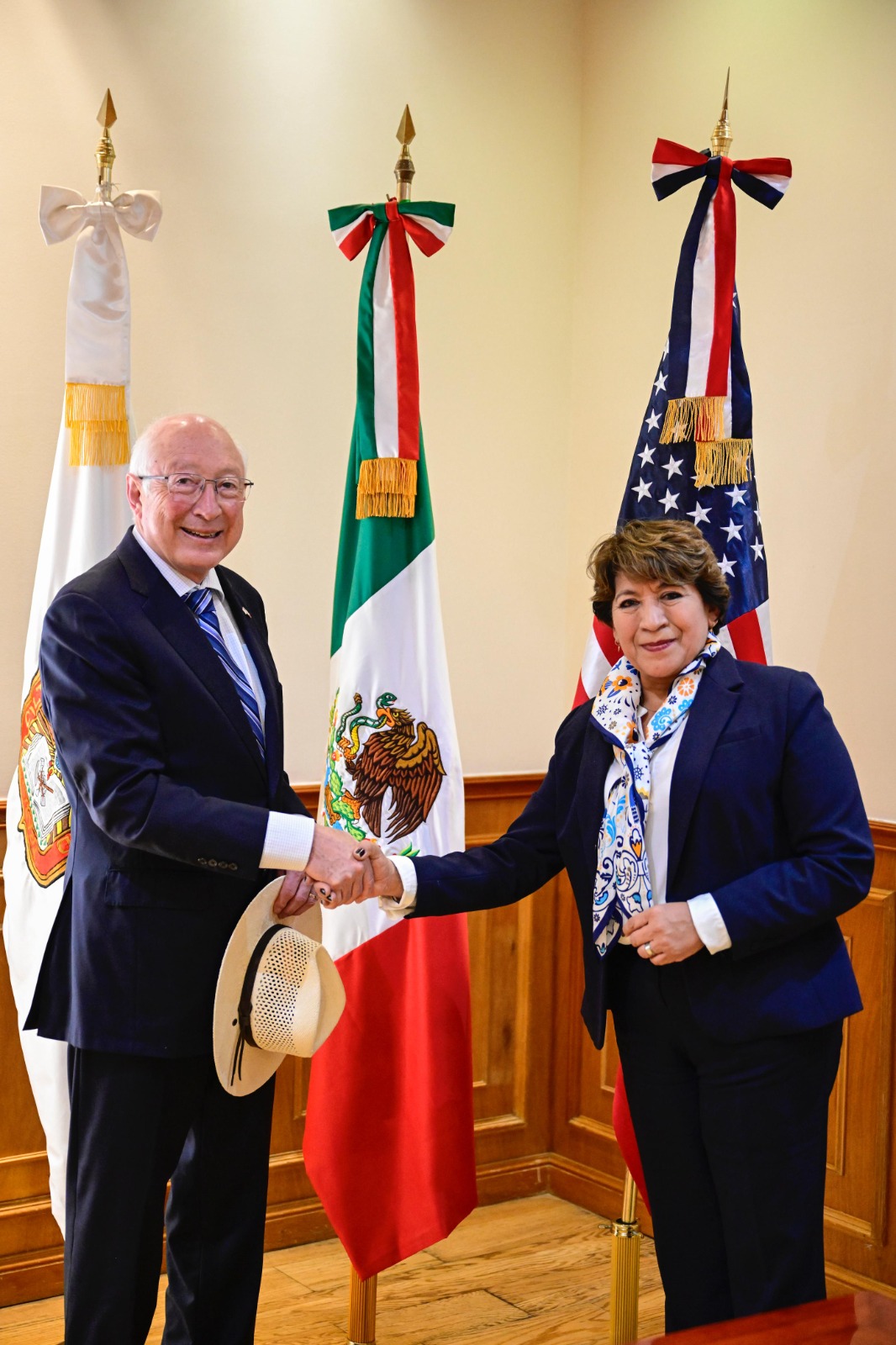 Fructífero encuentro entre Delfina Gómez y el embajador Ken Salazar