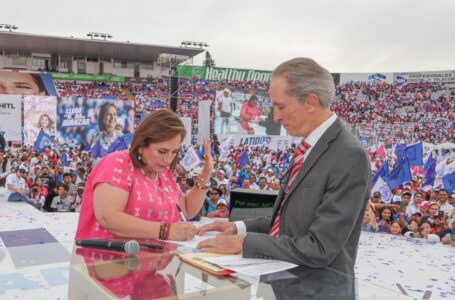 Con firma de sangre, Xóchitl Gálvez promete que no desparecerá programas sociales