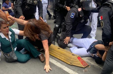 Denuncian trabajadores de la Salud agresiones en protesta en CDMX