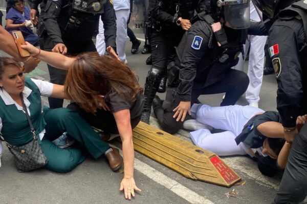 Denuncian trabajadores de la Salud agresiones en protesta en CDMX