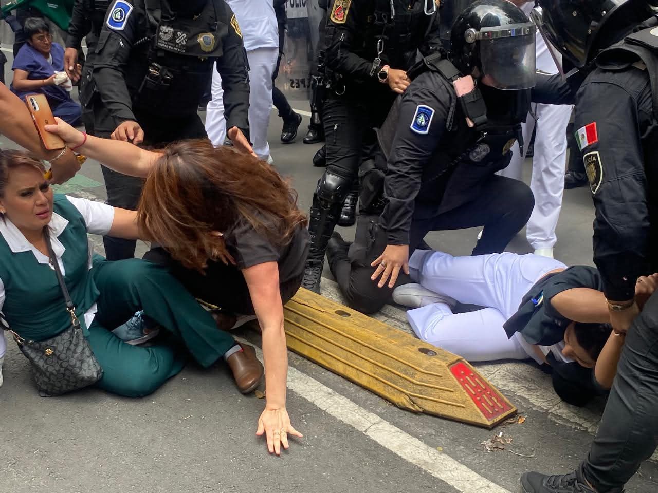 Denuncian trabajadores de la Salud agresiones en protesta en CDMX