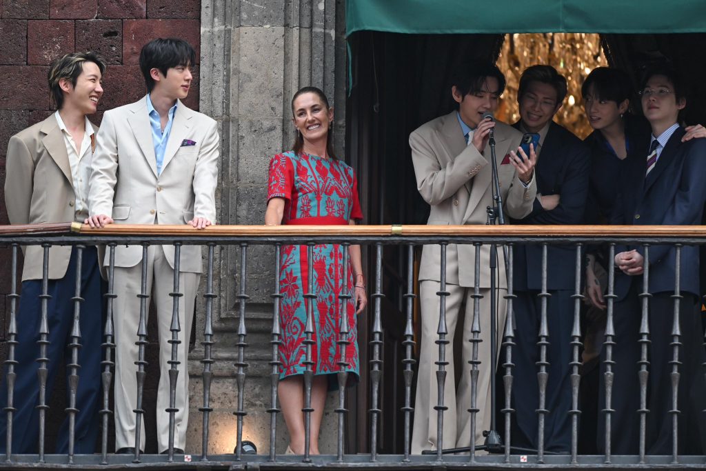 BTS saluda a las ARMYs desde Palacio Nacional