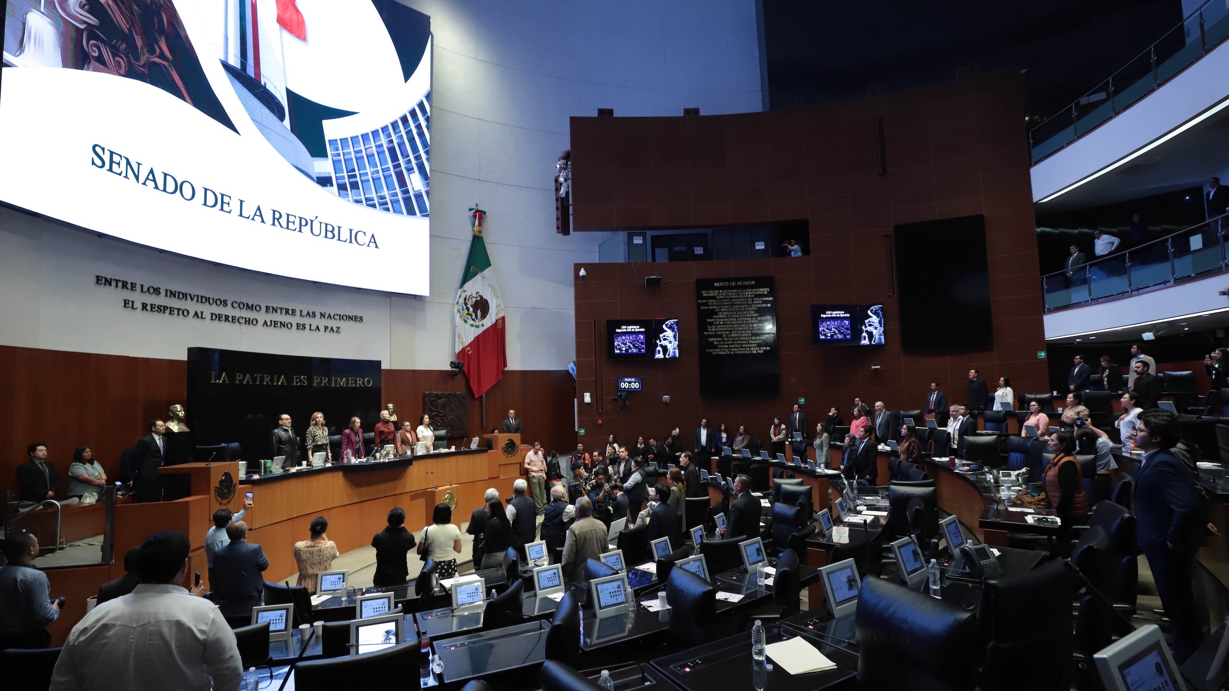 Se confrontan legisladores del PRI y Morena en el Senado