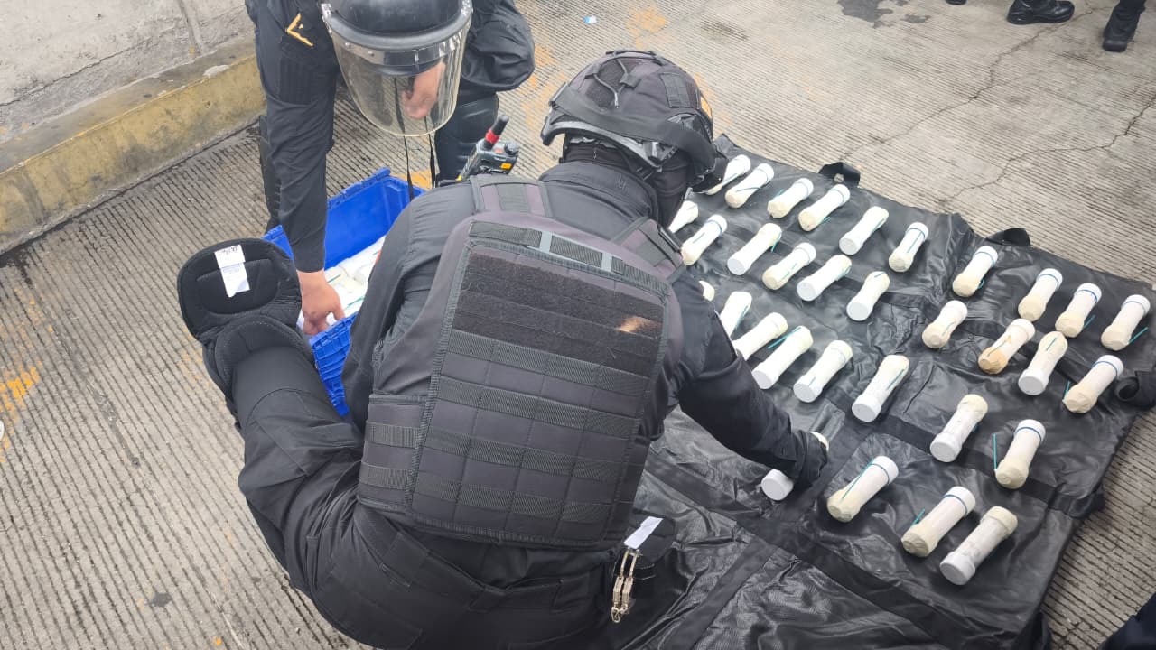 Encuentran 59 explosivos en camiones de Ayotzinapa; niegan portar armas