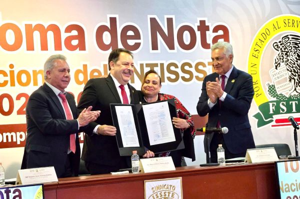 Roberto Gómez recibe toma de nota al frente del SNTISSSTE