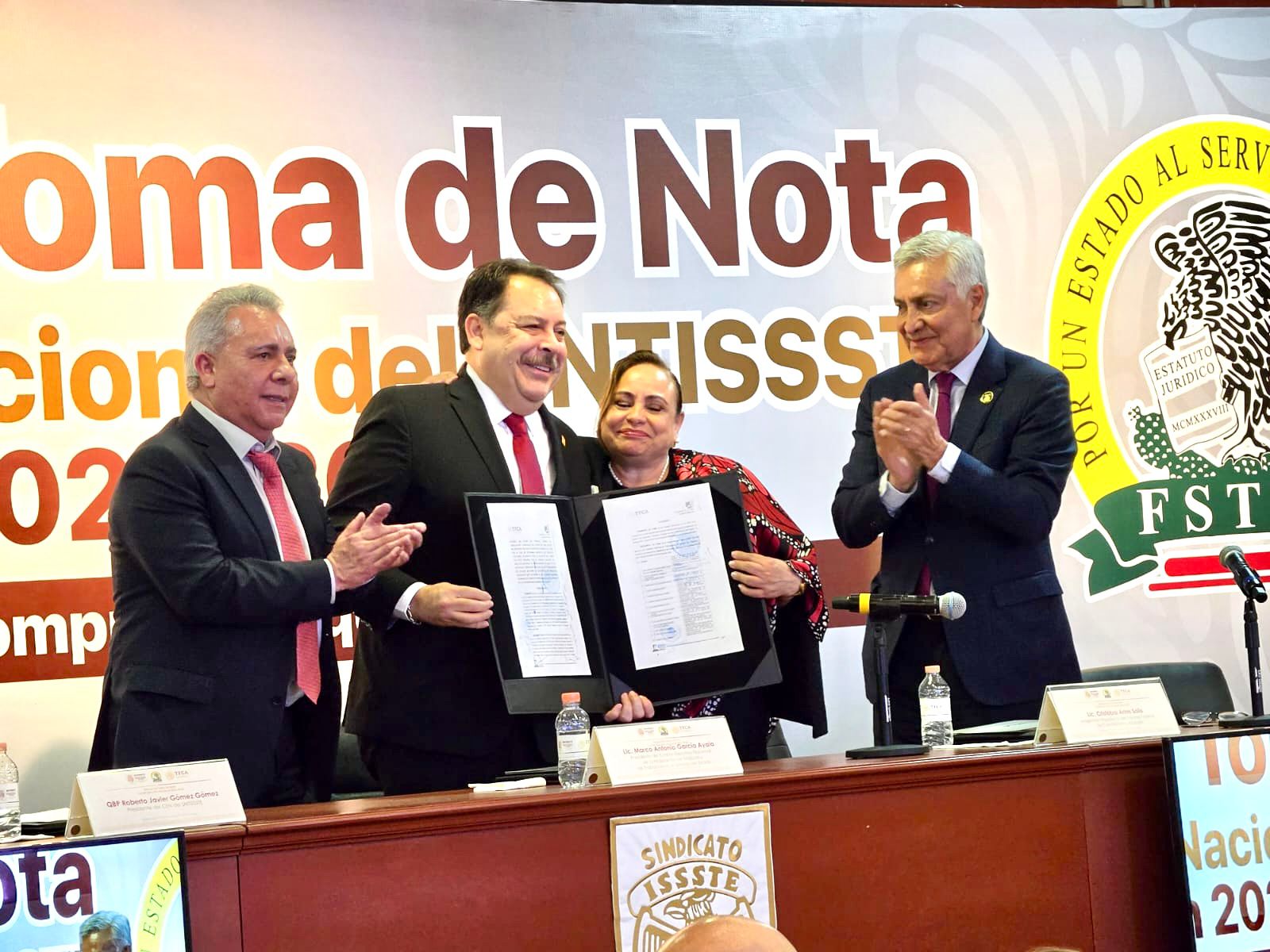Roberto Gómez recibe toma de nota al frente del SNTISSSTE