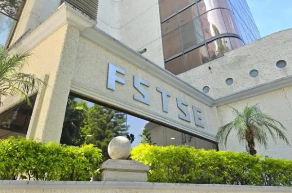 Burócratas consiguen aumento salarial de 9 por ciento