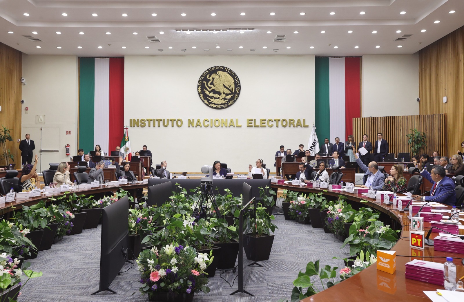 INE deja en el limbo regulación de campañas adelantadas