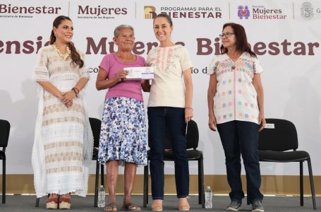 Entrega Sheinbaum tarjetas de Bienestar en Acapulco