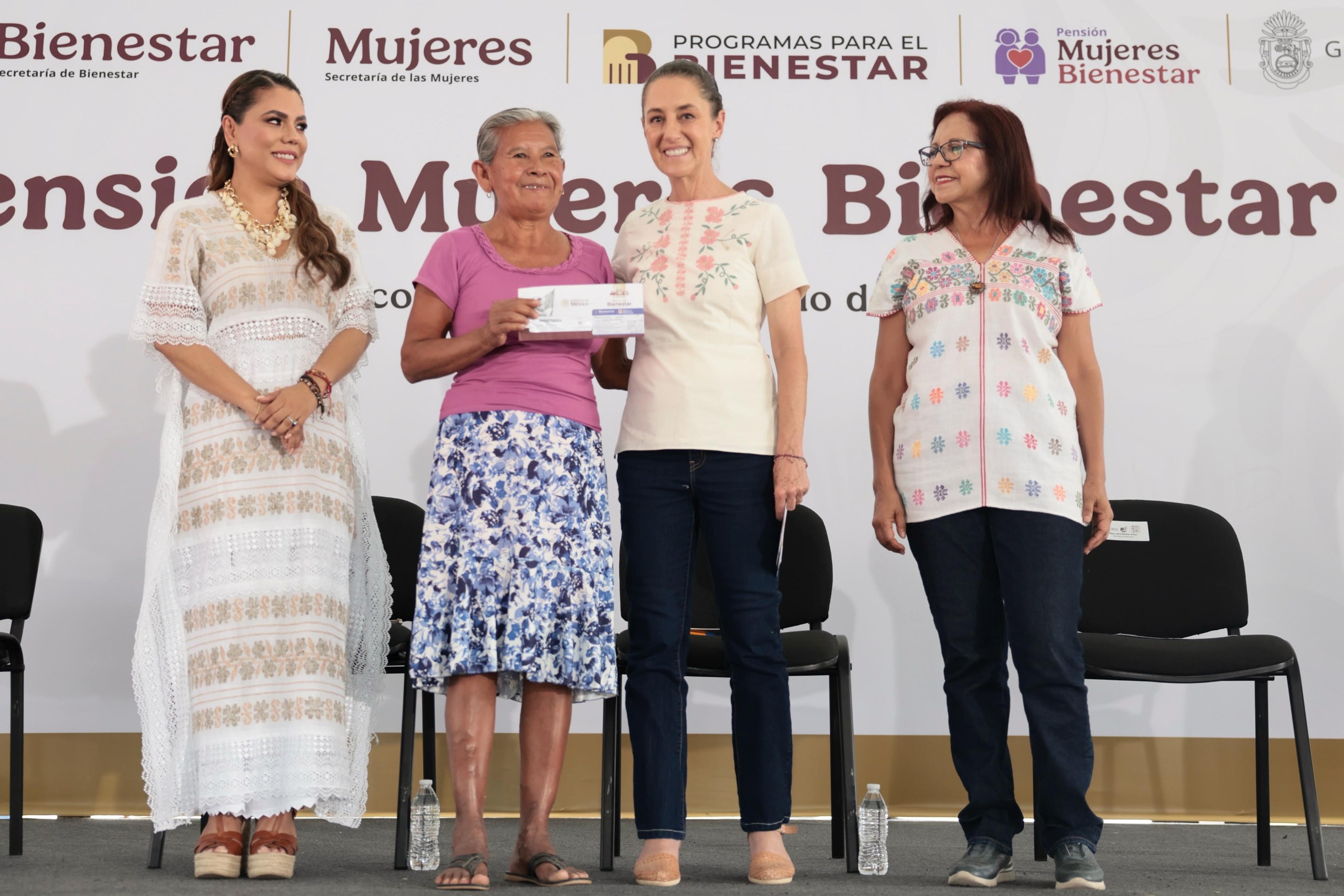 Entrega Sheinbaum tarjetas de Bienestar en Acapulco
