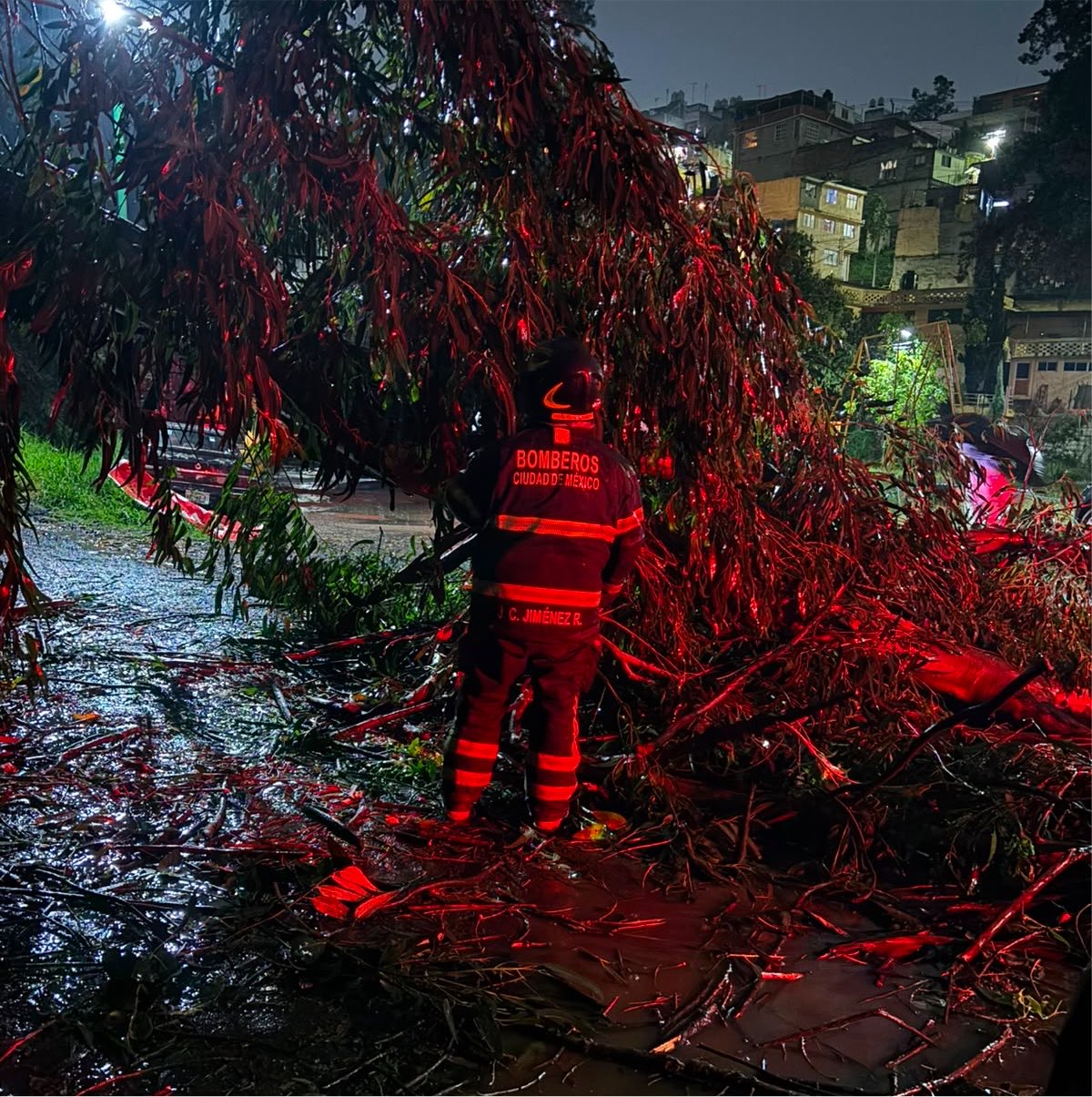 Bomberos atienden afectaciones causadas por lluvias en la CDMX