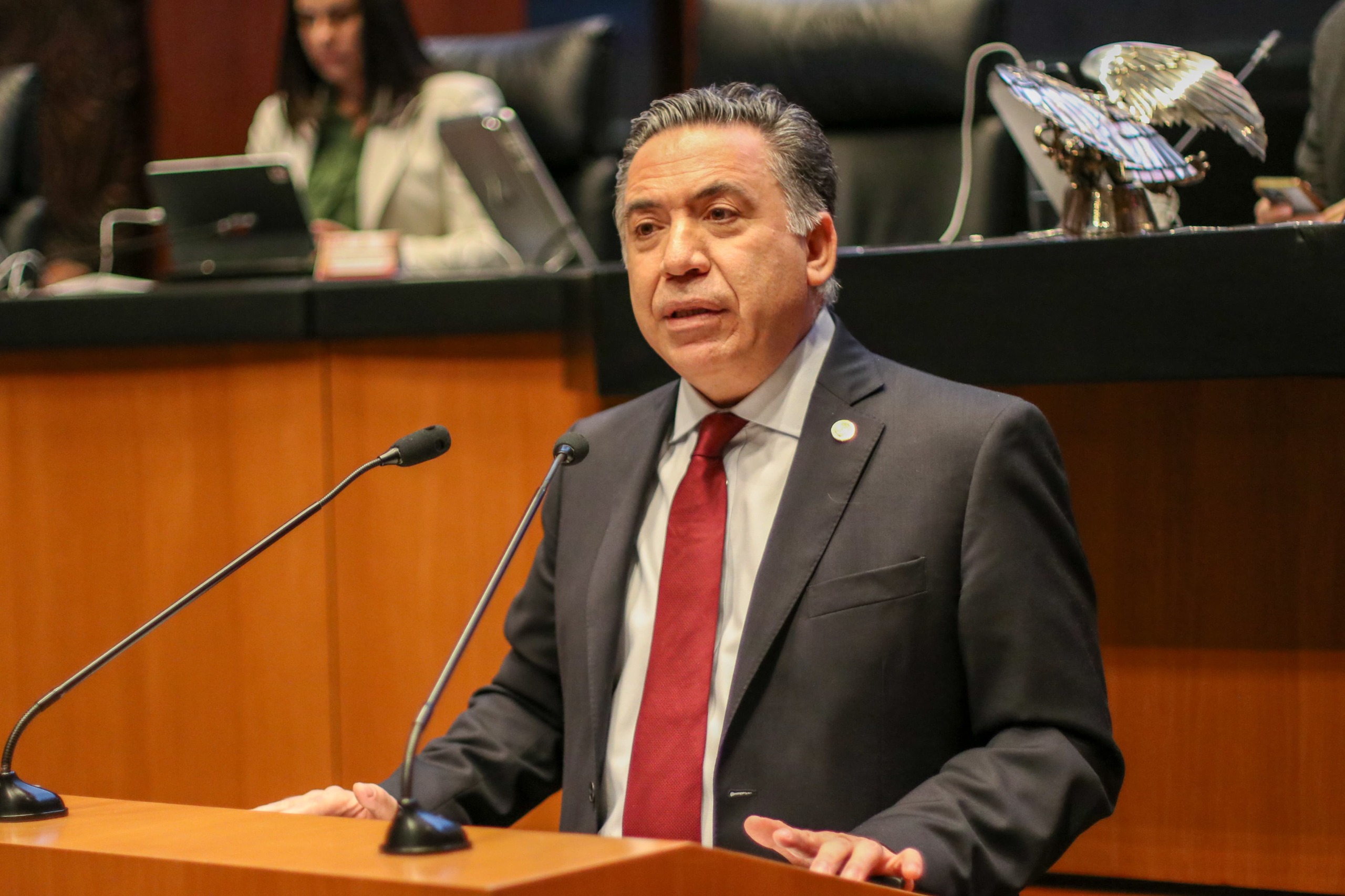 Inzunza sale de bancada de Morena, pero se aferra al fuero