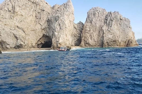 Marina realiza evacuación de 2 personas en El Arco, BCS