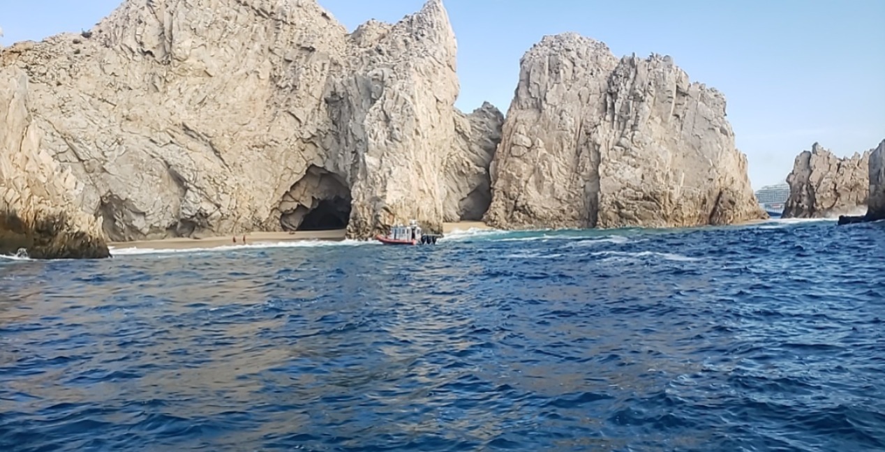Marina realiza evacuación de 2 personas en El Arco, BCS