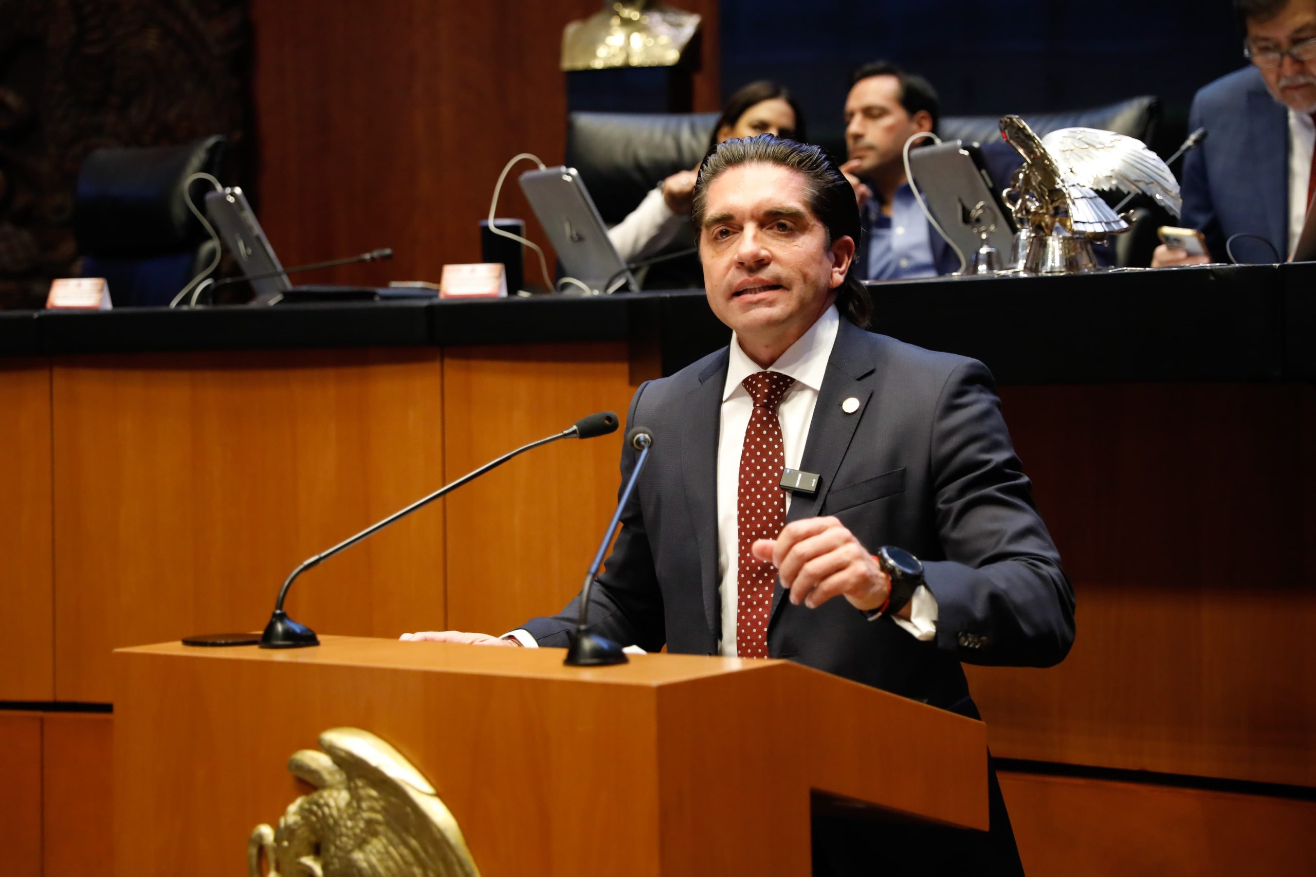 Legisladores de Morena se deslindan de amenaza de Luis Fernando Salazar al periodista Enrique Acevedo.