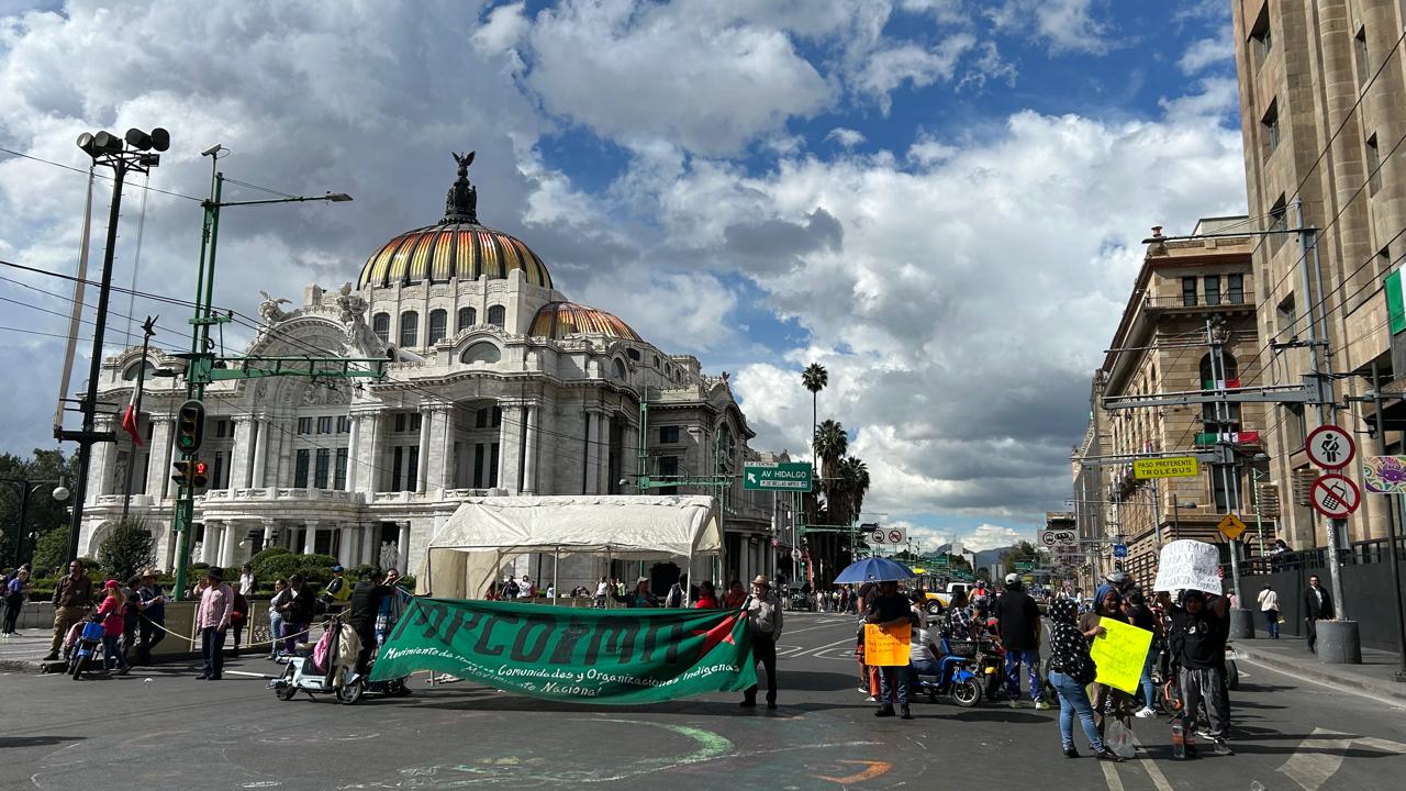 Artesanos indígenas bloquean Eje Central y Avenida Juárez; exigen espacios para trabajar