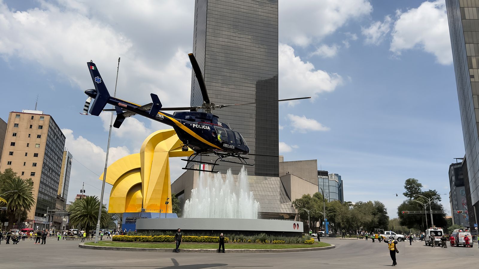 Cóndores despliegan maniobra aérea junto a la Torre del Caballito durante simulacro nacional