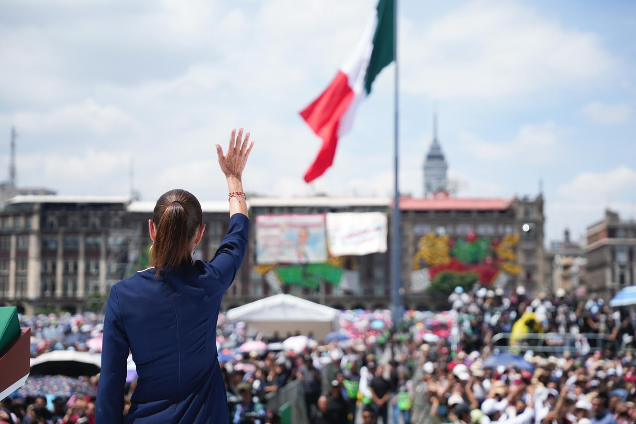 Sheinbaum reivindica la soberanía ante un Zócalo lleno y afirma que se han revertido reformas neoliberales