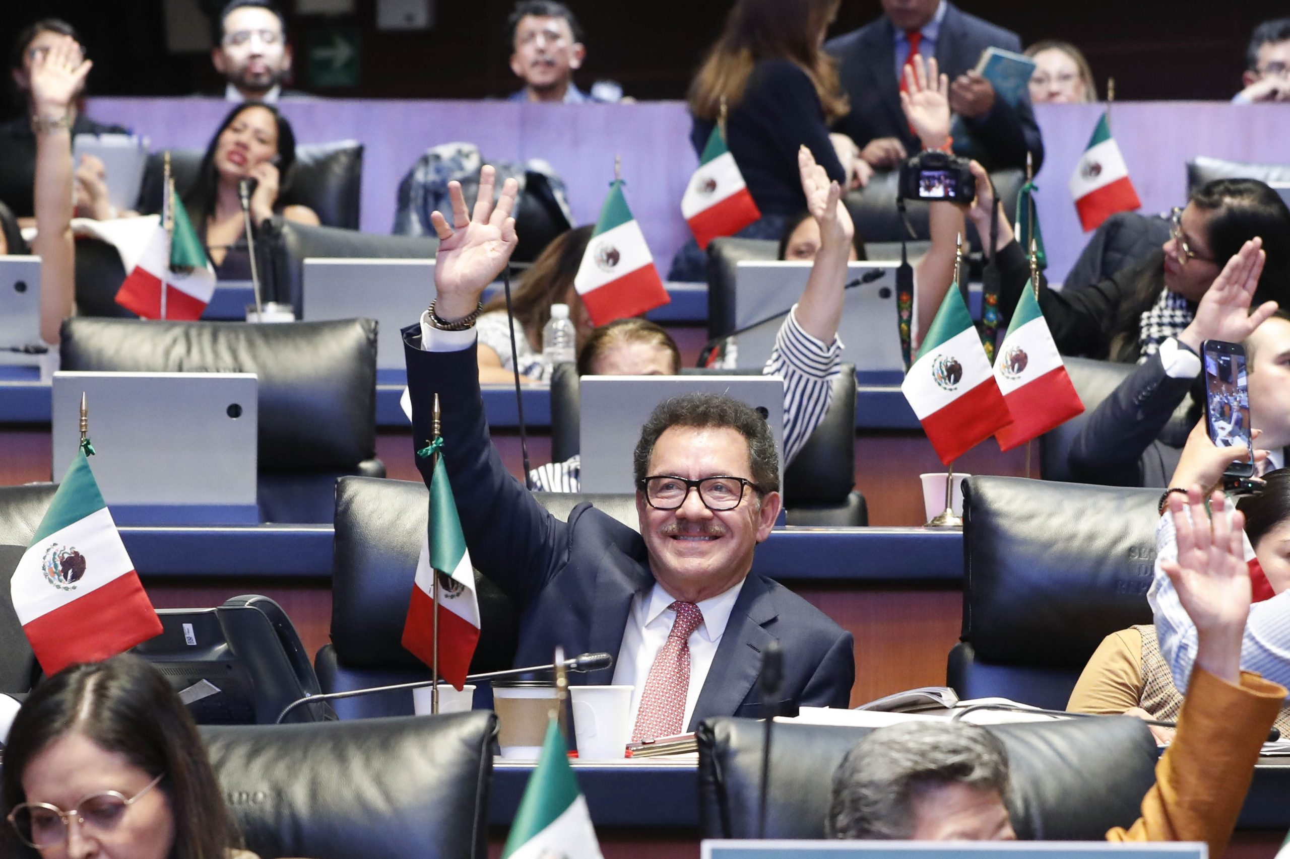 Senado aprueba limitar doble nacionalidad: qué cambia