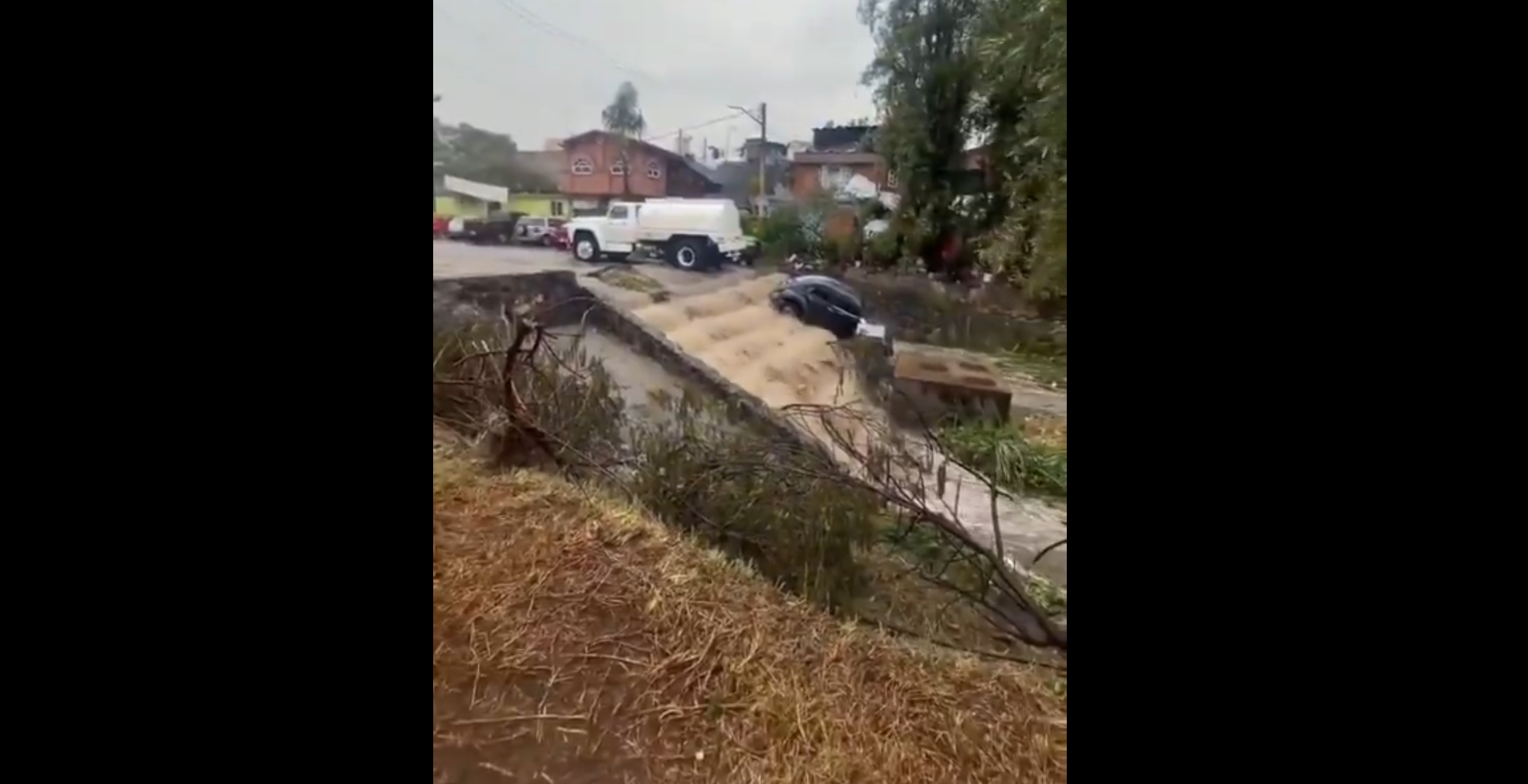 Lluvias en CDMX dejan inundaciones y granizo en San Rafael y Doctores