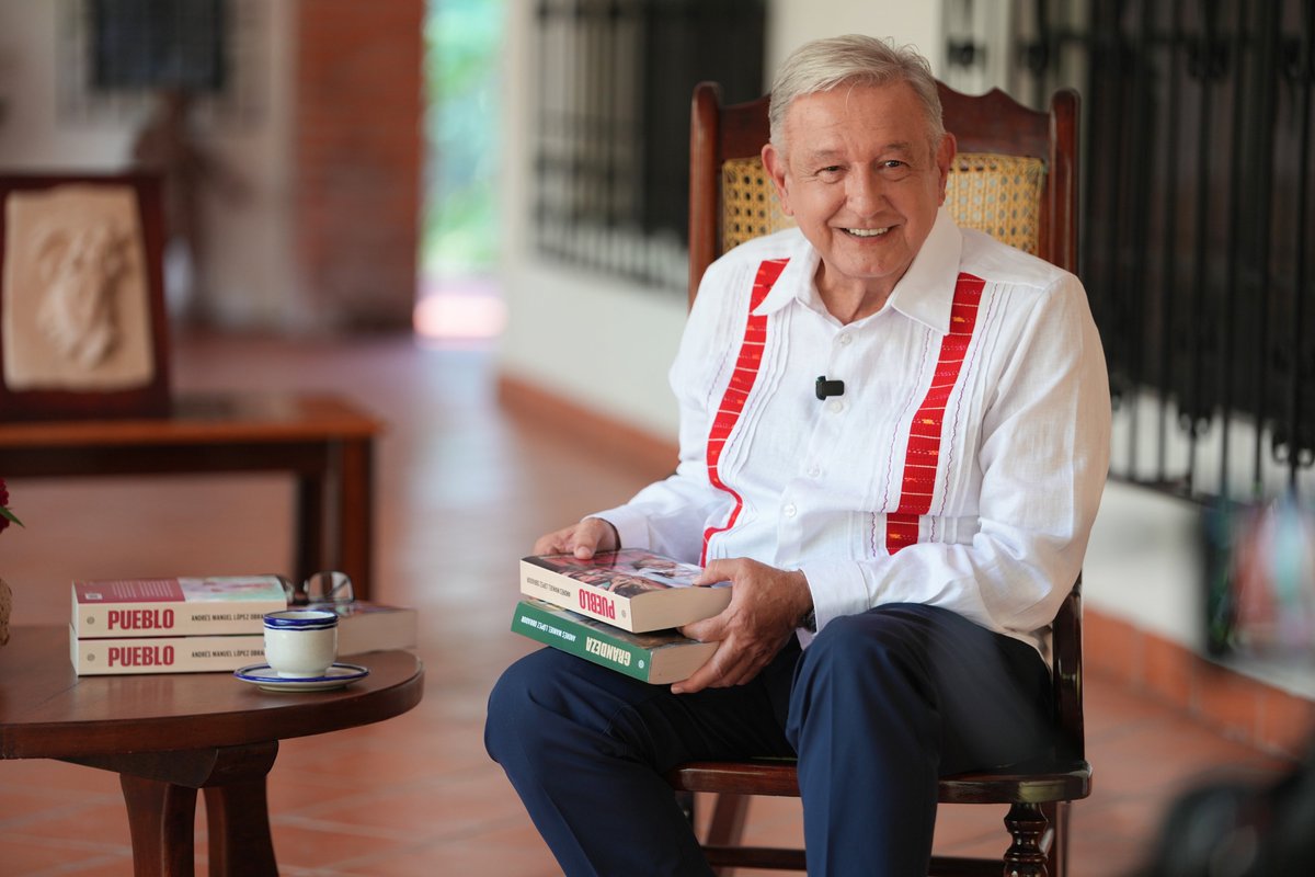 AMLO reaparece: respalda a Sheinbaum y presenta su nuevo libro “Pueblo”