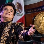 Propondrán a Juan Gabriel para recibir la medalla Belisario Domínguez